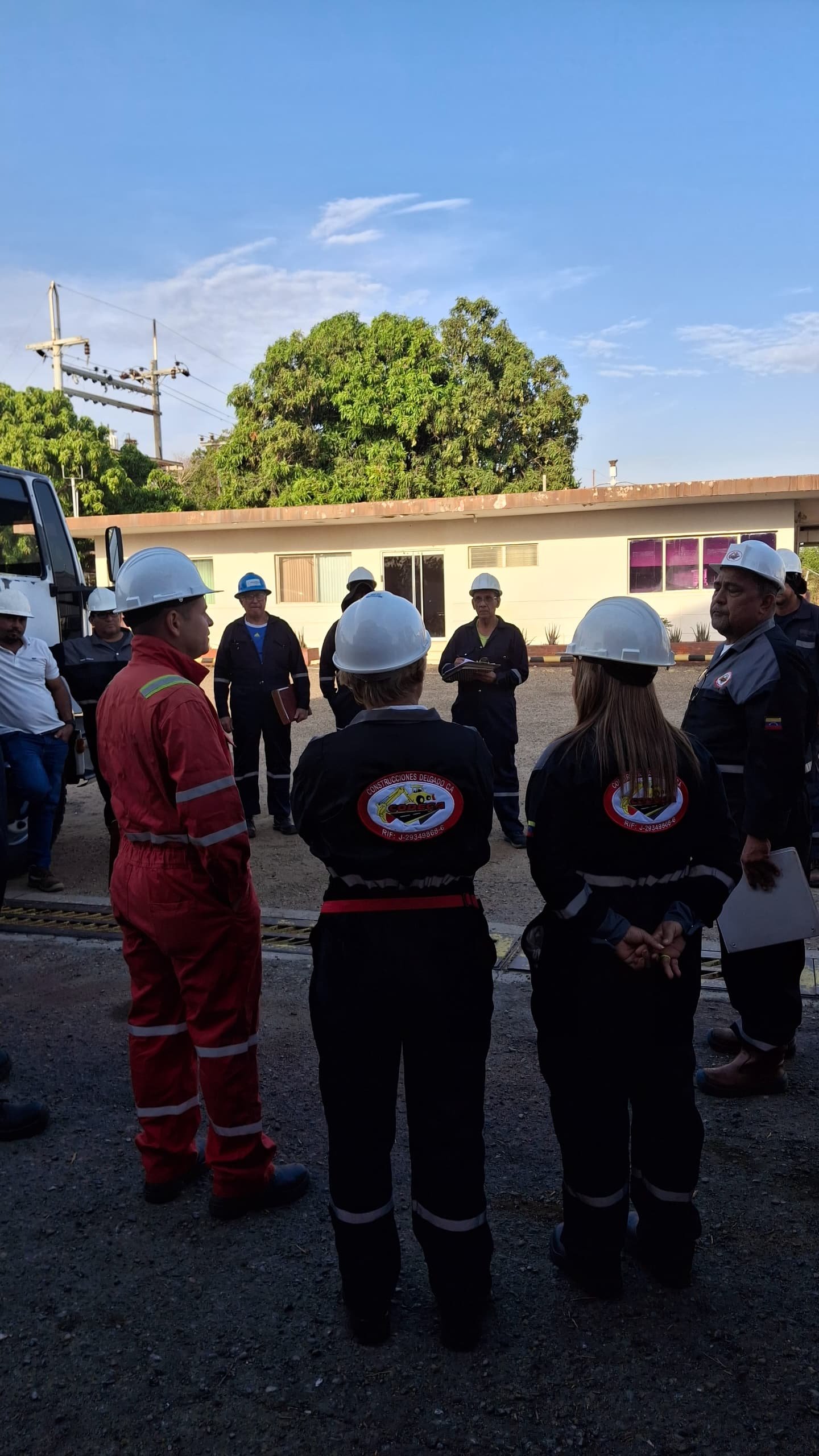 Charla de seguridad del personal de CODECA antes de iniciar labores