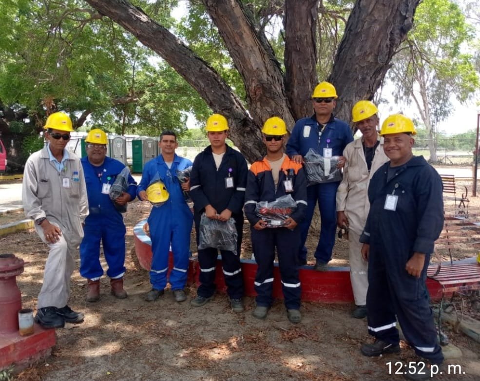 Equipo de CODECA con casco de seguridad recibiendo equipos de protección personal