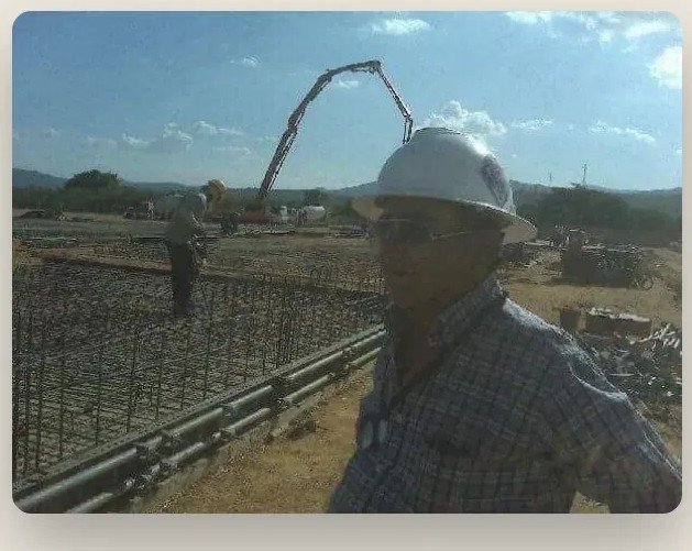 Izado de transformador con grúa en subestación eléctrica
