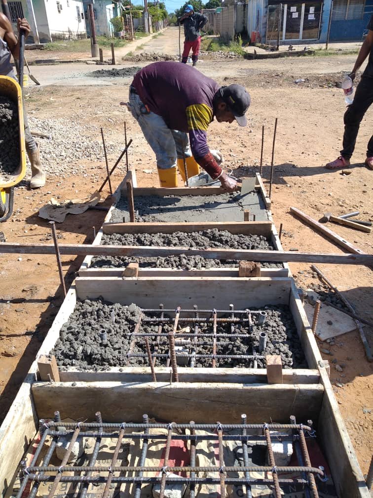 Construcción de tapas de concreto para drenajes — Lagunillas