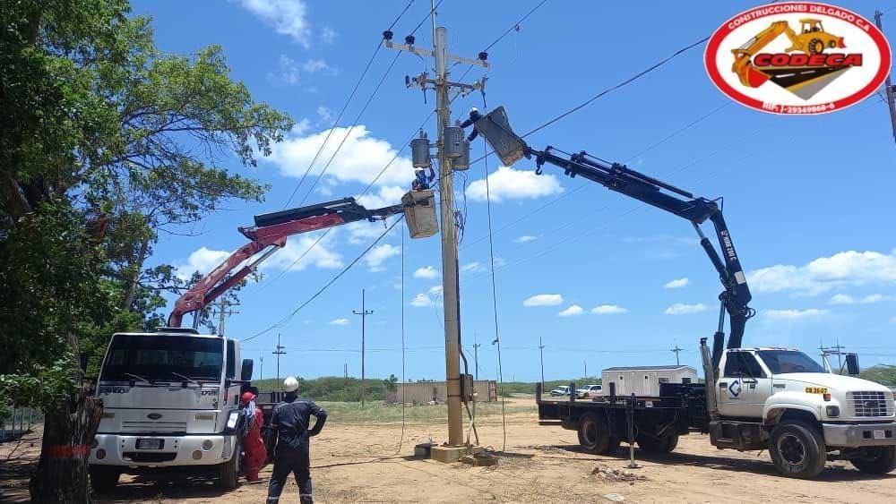 Cuadrilla en canasta aérea trabajando sobre poste de distribución eléctrica