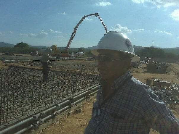 Ingeniero residente supervisando armado de acero y vaciado de concreto