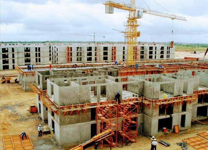 Obra en construcción con grúa torre