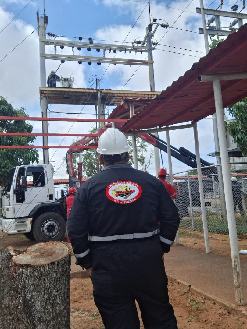 Supervisor de CODECA observando trabajos en una subestación eléctrica